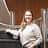 Porträtfoto, Interview, Herstellerporträt, Unternehmenskommunikation, Reitsport, Pferdebox, Stallanlage Das Foto zeigt Laura Trettin, Sales Managerin international bei Röwer & Rüb, im Porträt. Sie steht in einer modernen Pferdebox.