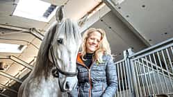 Dr. Inga Wolframm mit Pferd auf der Stallgasse 