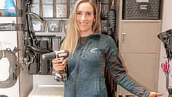 CAVALLO Frischer Wind im Spind, mit Ordnung und Kreativität mehr Platz im Stallschrank, Kristin Inhestern vor ihrem aufgepimptem Stallschrank