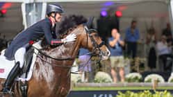 Charlotte Dujardin lobt ihr Pferd nach der Dressur-Prüfung zu den Europameisterschaften 2023