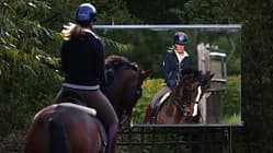 Charlotte Dujardin mit ihrem Pferd Valegro vor dem Spiegel