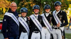 Das deutsche Team in Hagen Klaus Roeser (Equipechef), Isabell Werth, Raphael Netz, Semmieke Rothenberger und Frederic Wandres mit Schärpe
