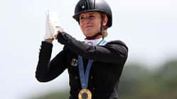 Jessica von Bredow-Werndl mit der Goldmedaille um dem Hals zu den Olympischen Spielen in Paris 2024 