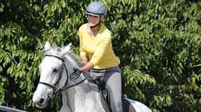 Reiterin lobt ihr Pferd 