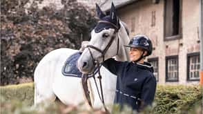 Reitmode, Funktionskleidung, Spooks, Regenjacke, Equiva, Reitbekleidung Reiterin mit Schimmel in Spooks Reitmoden