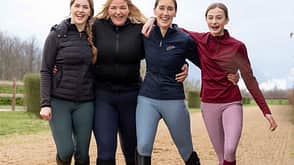 Reitmode, Reithose, Funktionskleidung, Reitbekleidung, Equiva, Reitleggings, Pferdemädchen Gruppe von lachenden Mädchen in bunten Reithosen