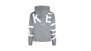 grauer Pullover mit weißem Schriftzug von Pikeur