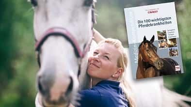 Eine Frau umarmt ihr Pferd 