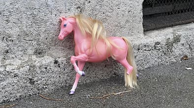 Rosafarbenes Barbie-Pferd