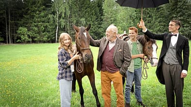 Der Cast von Ponyherz mit den Pferden Estella und Catano. 