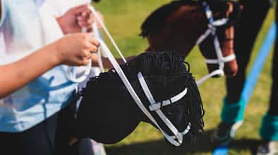 Kinder mit Hobbyhorses