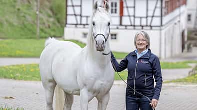 CAVALLO Vollblut, Warmblut, Herzblut, Landgestüt Marbach, Deckhengst Nasheed Al Amal mit Frau Astrid von Velsen-Zerweck