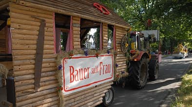 Erntewagen von "Die Bergedorfer" (Slogan: "Bauer sucht Frau") beim Erntefest-Umzug