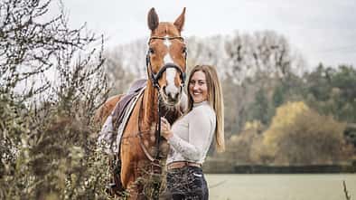 Damiana Spöckinger mit Diamiro vor herbstlicher Kulisse