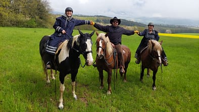 Eine Gruppe Wanderreiter auf freiem Feld