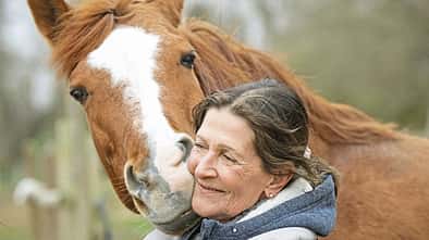 Kathrin Brunner-Schwer, Dressurausbilderin, Nuno Oliveira, KBS Riding Stute Pippi schmust mit Kathrin Brunner-Schwer