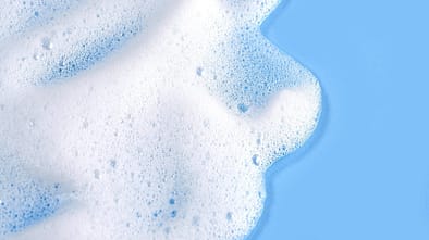Seifen-Schaum auf blauem Untergrund