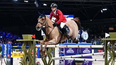 Pius Schwizer auf Just Special VK über einem Hindernis im Parcours während des Longines FEI Jumping World Cup in Amsterdam 2024.