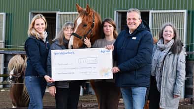 Die Pferdeklappe bekommt von der Agria-Tierversicherung einen Scheck überreicht, anlässlich der Agria-Ride-Aktion, um Pferden in Not zu helfen. 
