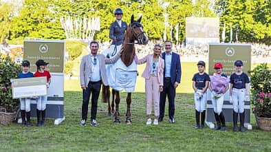 Sandra Auffarth und Nupafeed's La Vista bekommen den Harmonie- und Fairness-Preis überreicht.