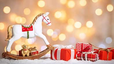 Weihnachtsdeko mit Schaukelpferd und Geschenken