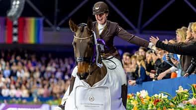 Becky Moody mit Jagerbomb zur Siegerehrung des Anrecht Investment Harmonie & Fairnesspreis