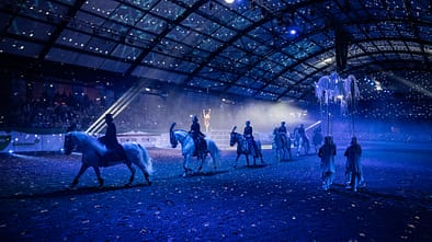 Showabend zur Nordpferd mit Reitern, Tänzern und Akrobaten