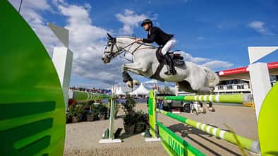 Europameister Richard Vogel mit Schimmel über dem Sprung