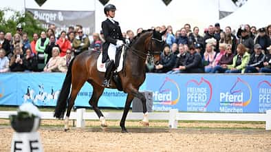 Jessica von Bredow Werndl mit Got it BB im Dressurviereck zum Pferd International München