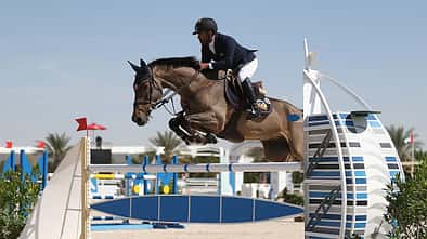 Der Reiter Omar Ghazi Khooro mit seinem Pferd über dem Sprung bei den Dubai Show Jumping Championships