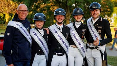 Das deutsche Team in Hagen Klaus Roeser (Equipechef), Isabell Werth, Raphael Netz, Semmieke Rothenberger und Frederic Wandres mit Schärpe