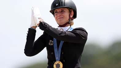 Goldmedaille, Jessica von Bredow-Werndl, Team Germany, Dressur, Olympische Spiele Paris 2024, Grand Prix Freestyle, Chateau de Versailles Jessica von Bredow-Werndl mit der Goldmedaille um dem Hals zu den Olympischen Spielen in Paris 2024