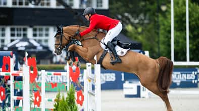 Andre Thieme und sein Pferd DSP Chakaria über dem Sprung im Seitenprofil zum Longines FEI Jumping Nations Cup in Polen.