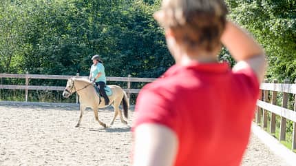 CAVALLO CAVALLO-Coach „Mein Pferd fällt im Galopp immer aus“ CAVALLO-Coach „Mein Pferd fällt im Galopp immer aus“