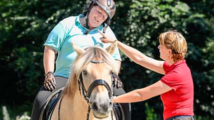 CAVALLO CAVALLO-Coach „Mein Pferd fällt im Galopp immer aus“ CAVALLO-Coach „Mein Pferd fällt im Galopp immer aus“