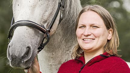 Marlitt Wendt, Verhaltensbiologin, Expertin, belohnungsbasiertes Pferdetraining Marlitt Wendt Porträt mit Pferd