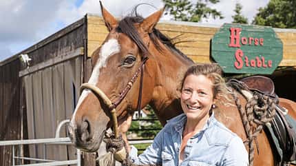CAVALLO DIe Künstlerin Saskia von Sperber - Ein Leben in Farbe CAVALLO DIe Künstlerin Saskia von Sperber - Ein Leben in Farbe