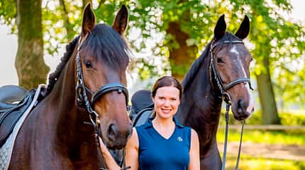 Ulrike Maak, Geradeausreiten, Berufsreiterin, Dressurreiten, Lieblingsreiter Expertin Ulrike Maak mit zwei braunen Pferden