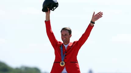 Christian Kukuk, Springreiten, Olympische Spiele 2024, Siegerehrung, Goldmedaille Christian Kukuk jubelnd mit der Goldmedaille um den Hals zu den Olympischen Spielen 2024 in Paris