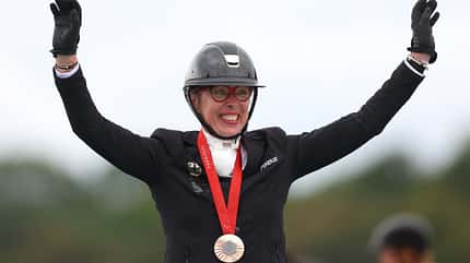 Heidemarie Dresing, Para-Dressur, Paris 2024, Silbermedaille, Kür, Paralympics 2024, Paralympische Sommerspiele Dresing jubelnd mit der Silbermedaille um den Hals