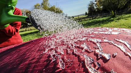 CAVALLO Pferdedecken-Spezial, Wasser wird auf Pferdedecke gesprüht und perlt ab CAVALLO Pferdedecken-Spezial, Wasser wird auf Pferdedecke gesprüht und perlt ab