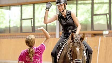 CAVALLO Biomechanisch richtiger Reitersitz, Abklatschen von Reiterin auf Pferd mit Daniela Rahn in Halle CAVALLO Biomechanisch richtiger Reitersitz, Abklatschen von Reiterin auf Pferd mit Daniela Rahn in Halle