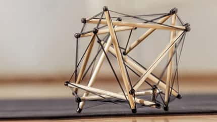 CAVALLO Horse Tensegrity Training, Biotensegrität, Tensegrity-Modell aus Holzstäbchen und elastischen Gummibändern
