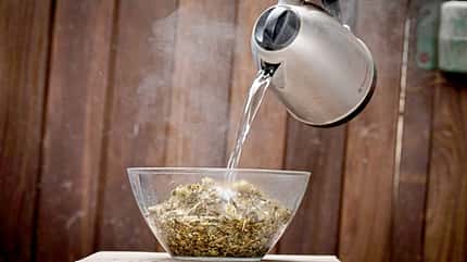 CAVALLO Heuflakes-Test, mit Wasserkocher heißes Wasser in eine Glasschüssel mit Flakes gießen, Heuflakes quellen auf CAVALLO Heuflakes-Test, mit Wasserkocher heißes Wasser in eine Glasschüssel mit Flakes gießen, Heuflakes quellen auf