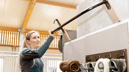 CAVALLO Frischer Wind im Spind, mit Ordnung und Kreativität mehr Platz im Stallschrank, Deckenhalter auf Holzleisten montiert