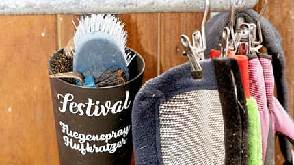 CAVALLO Frischer Wind im Spind, mit Ordnung und Kreativität mehr Platz im Stallschrank, Kleiderbügel mit Clips an denen
Putzlappen und Handtücher hängen