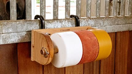 CAVALLO Frischer Wind im Spind, mit Ordnung und Kreativität mehr Platz im Stallschrank, Schlecksteine an Holzrolle