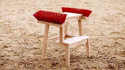 CAVALLO Frischer Wind im Spind, mit Ordnung und Kreativität mehr Platz im Stallschrank, Hocker mit zwei Bürsten