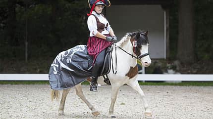 Kostüm-Wettbewerb, Joshi, blindes Pony, blindes Pferd, Michelle Menger Das blinde Pony Joschi mit seiner Besitzerin bei einem Kostüm-Wettbewerb