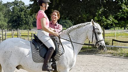 Nicole Künzel, Sitzschulung, Reitersitz, Reitunterricht, Training, Sitz, Sitzfehler, Sitzkorrektur Nicole Künzel richtet den Oberkörper der Reiterin auf auf dem Pferd aus